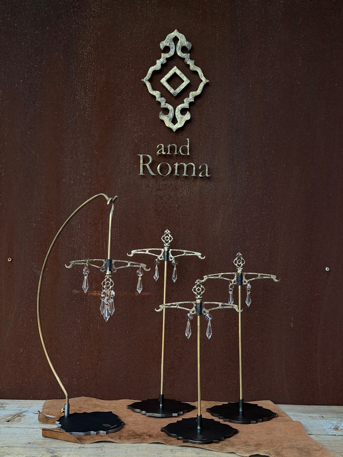 Baroqne stand/hanger